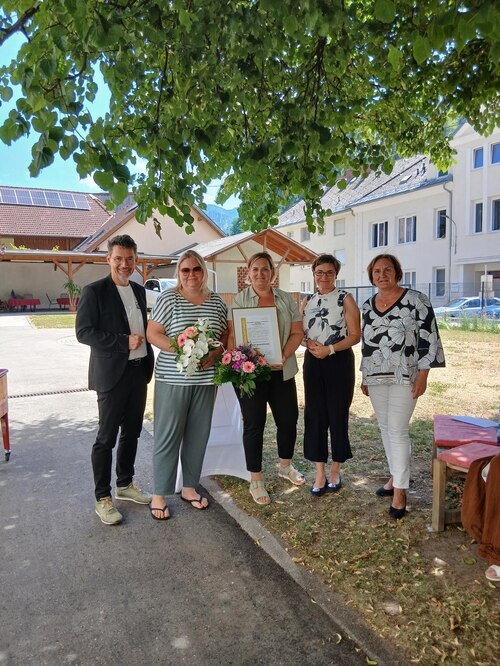 Sichtlich stolz über die E-Qalin-Auszeichnung: Caritasdirektor Ernst Sandriesser, PDL Christine Abel-Hrovat, ADL Martina Radocha, Landesrätin Beate Prettner und Bürgermeisterin Lisa Lobnik. (v.l.n.re) - Foto: Caritas Kärnten Sichtlich stolz über die E-Qalin-Auszeichnung: Caritasdirektor Ernst Sandriesser, PDL Christine Abel-Hrovat, ADL Martina Radocha, Landesrätin Beate Prettner und Bürgermeisterin Lisa Lobnik. (v.l.n.re) - Foto: Caritas Kärnten