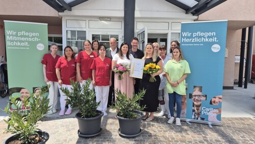 Große Freude über die E-Qalin-Auszeichnung: Pflegedienstleiterin Martina Hohenberger (2. v.r.i.d. ersten Reihe) mit ihrem Team, Bereichsleiterin Donata Rössler-Merlin (3.v.r.i.d. zweiten Reihe), Caritasdirektor Ernst Sandriesser (3.v.r.i.d. zweiten Reihe) und Bürgermeister Martin Treffner (Foto: Caritas Kärnten) Große Freude über die E-Qalin-Auszeichnung: Pflegedienstleiterin Martina Hohenberger (2. v.r.i.d. ersten Reihe) mit ihrem Team, Bereichsleiterin Donata Rössler-Merlin (3.v.r.i.d. zweiten Reihe), Caritasdirektor Ernst Sandriesser (3.v.r.i.d. zweiten Reihe) und Bürgermeister Martin Treffner (Foto: Caritas Kärnten)