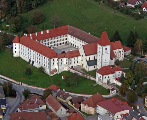 Die Österreichische Bischofskonferenz feiert mit Nuntius Zurbriggen einen zweisprachigen Festgottesdienst in der Pfarrkirche Eberndorf/Dobrla vas. (© Foto: Pressestelle/Eggenberger)