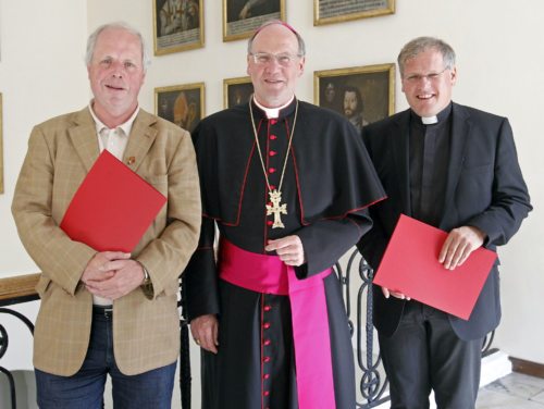 Bischof Schwarz mit den neuen Monsignori Ibounig (r.) und Pacher (© Foto: Pressestelle/Eggenberger) Bischof Schwarz mit den neuen Monsignori Ibounig (r.) und Pacher (© Foto: Pressestelle/Eggenberger)