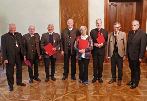 Apostolischer Administrater Freistetter (l.) und Ordinariatskanzler Ibounig (r.) mit den Geehrten Friedrich Schönfelder, Johann Vormaier, Raimund Baumgartner, Annemarie Schuster, Peter Bretis und Peter Brugger (v. l.). Foto: Pressestelle/Eggenberger