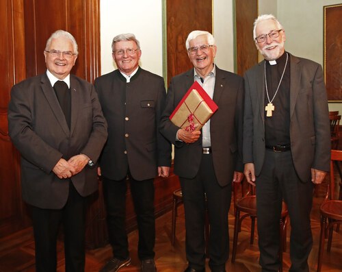 Bischof Marketz mit Rektor Kopeinig sowie den Diakonen Muhrer und Lagler (v.l.); Foto: Diözesan-Pressestelle/Eggenberger