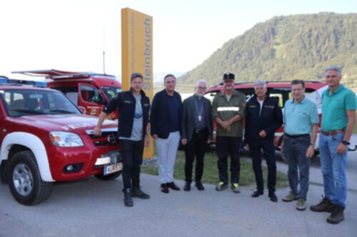 Einsatzbesprechung vor Ort mit Katastrophenschutzreferent Fellner, Superintendent Sauer, Bischof Marketz, BGM Glanznig, LH Kaiser, Diakonie-Rektor Stotter und Bezirkshauptmann Riepan (v.l.); Foto: kk