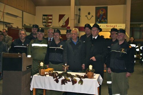 Bischof Dr. Alois Schwarz mit den Feuerwehr-Kommandanten des Abschnitts unteres Lavanttal und Dechant Lastro, selbst Feuerwehrkurat (1. Reihe, 2.v.links) (© Foto: fotomax) Bischof Dr. Alois Schwarz mit den Feuerwehr-Kommandanten des Abschnitts unteres Lavanttal und Dechant Lastro, selbst Feuerwehrkurat (1. Reihe, 2.v.links) (© Foto: fotomax)
