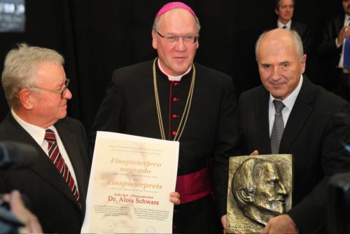 Bischof Schwarz wurde mit dem Einspielerpreis ausgezeichnet (im Bild mit Inzko, r., und Zerzer). (© Foto: Gotthardt/Nedelja)