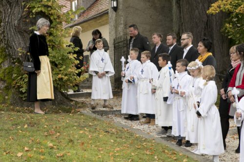 Religionslehrerin Eveline Hlavka mit ihren Erstkommunionskinder<br />
Foto: Helga Rader Religionslehrerin Eveline Hlavka mit ihren Erstkommunionskinder<br />
Foto: Helga Rader