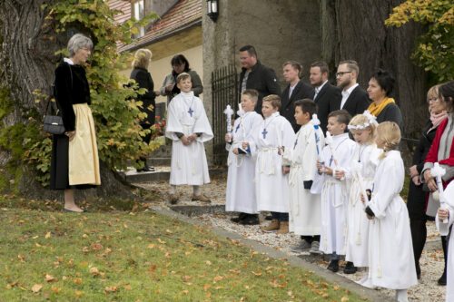 Religionslehrerin Eveline Hlavka mit ihren Erstkommunionskinder<br />
Foto: Helga Rader