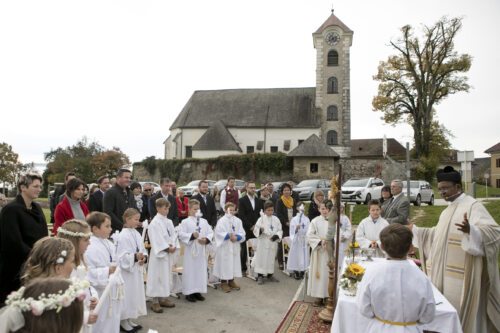 Erstkommunionfeier<br />
Foto: Helga Rader Erstkommunionfeier<br />
Foto: Helga Rader