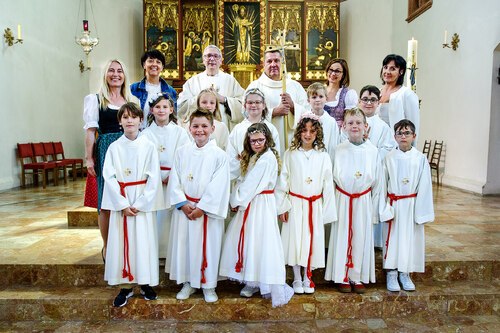 Kinder aus drei Schulen (im Bild aus St. Magdalen) und ein Kind im Herbst empfingen 2024 erstmals die <strong>Kommunion</strong>: <a data-cke-saved-href=“https://www.kath-kirche-kaernten.at/pfarren/detail/C3258/erstkommunionen1“ href=“https://www.kath-kirche-kaernten.at/pfarren/detail/C3258/erstkommunionen1“ target=“_blank“>https://www.kath-kirche-kaernten.at/pfarren/detail/C3258/erstkommunionen1</a>. - Foto: © Georg Brandstätter Kinder aus drei Schulen (im Bild aus St. Magdalen) und ein Kind im Herbst empfingen 2024 erstmals die <strong>Kommunion</strong>: <a data-cke-saved-href=“https://www.kath-kirche-kaernten.at/pfarren/detail/C3258/erstkommunionen1“ href=“https://www.kath-kirche-kaernten.at/pfarren/detail/C3258/erstkommunionen1“ target=“_blank“>https://www.kath-kirche-kaernten.at/pfarren/detail/C3258/erstkommunionen1</a>. - Foto: © Georg Brandstätter
