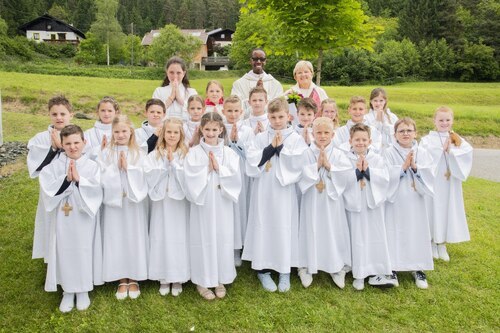 die 19 Erstkommunionkinder unserer Pfarre mit Pfarrer Sylvère und Danica Tscherteu.<br />
<em>Foto: Sarah Edinger</em> die 19 Erstkommunionkinder unserer Pfarre mit Pfarrer Sylvère und Danica Tscherteu.<br />
<em>Foto: Sarah Edinger</em>