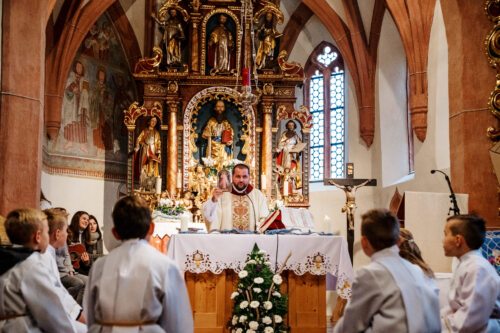 Um den Volksaltar versammelt: Priester, Erstkommunionkinder und Singgruppe. Foto: Andreas Schuller.