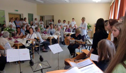 Das Frühlingskonzert der Ursulinen-Schülerinnen für die geriatrischen PatientInnen. (© Foto: Elisabethinen-Krankenhaus Klagenfurt) Das Frühlingskonzert der Ursulinen-Schülerinnen für die geriatrischen PatientInnen. (© Foto: Elisabethinen-Krankenhaus Klagenfurt)