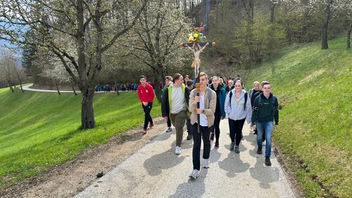 Der Emmausgang (im Bild: Emmausgang der Stiftspfarre St. Paul, 2024) erinnert daran, dass die Jünger bei ihrem Gang von Jerusalem nach Emmaus den Auferstandenen erst erkannten, als dieser mit ihnen das Brot brach. Foto: Hannes Maier