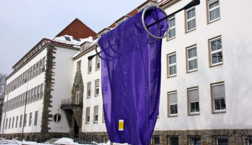 Auch der Engel vor dem Diözesanhaus in Klagenfurt ist während der Fastenzeit verhüllt (© Foto: fotomax)