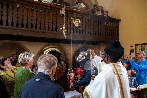 „Engerle-Aufziehen“ in der Pfarre Steinbichl. Foto: Pfarre Steinbichl/Anton Wieser