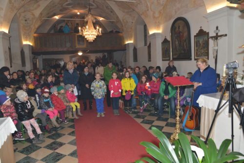 In voll besetzten Kirche wurden die Eröffnung der Engelstraße gefeiert. (© Foto: Michael Habernigg)