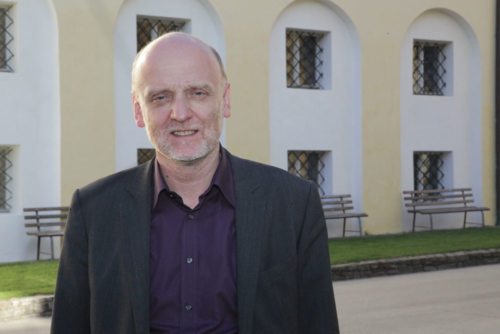 Vodja tečajev Erhard Lesacher: Tečajniki se usposobijo, da svojo vero reflektirajo in tako postane njihovo verovanje samostojnejše.  (© Foto: opetnik /nedelja)