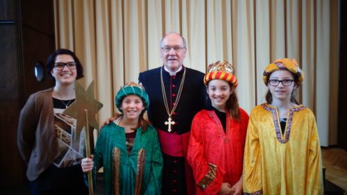 Martina Erlacher, Elena Grassl, Bischof Schwarz, Laura Grassl, Sophia Schmied (© Foto: Kath.Jungschar)