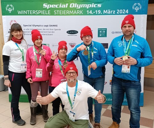 So sehen Sieger*innen aus: die Sportler*innen Jutta Vogrin, Nathalie Rabitsch, Markus Srenk und Martin Gasser mit Delegationsleiterin Anita Kutschek-Strmcnik (li) und dem Sportbeauftragten und Trainer Michael Fixl (vorne). (Foto: Caritas)