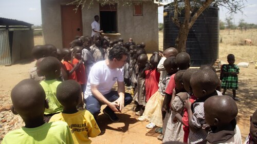 Caritasdirektor Ernst Sandriesser im Austausch mit Kindern in Uganda (Foto: Caritas)