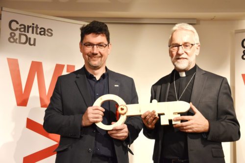 Ernst Sandriesser (levo) in škof Jože Marketz ob predaji ključa koroške Caritas. Foto: Rihter Ernst Sandriesser (levo) in škof Jože Marketz ob predaji ključa koroške Caritas. Foto: Rihter