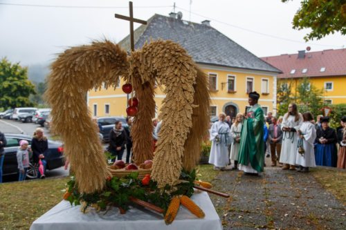 Segnung der Erntekrone<br />
Foto: Anton Wieser