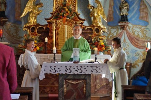 Pfarrer Gabor Köbli zelebriert die Messe