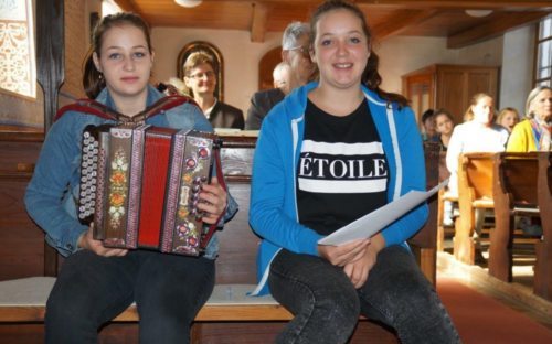 Lisa Stubinger mit ihrer Zieharmonika, unterstützt duch ihre Schwester, die den Notenständer machte