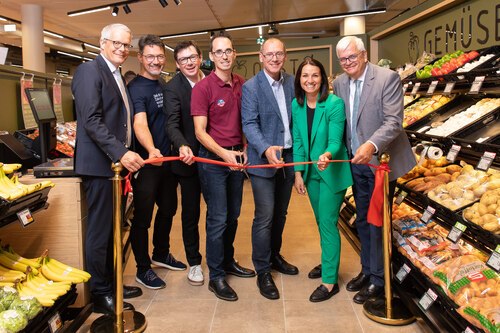 Der neue SPAR-Markt in der Nikolaigasse in Villach verbindet moderne Nahversorgung mit einem sozialen Auftrag und eröffnet Menschen mit erschwertem Zugang zum Arbeitsmarkt neue Perspektiven. Bei der Eröffnung segnete Propst Stadthauptpfarrer Kons. Rat Dr. Richard Pirker den neuen Standort. (Foto: 