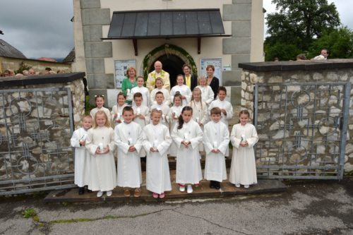 Erstkommunion 2015 - 18 Kinder der 2. Kl. der VS Maria Rojach empfingen  2015 die erste heilige Kommunion. Wir laden die Kinder mit ihren Eltern ein, mit uns die Sonntagsm. mitzufeiern.Liebe Grüsse! (© Foto: Rene Ellenson)