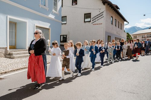 Unterwegs zur Kirche (C) Valentino Zippo