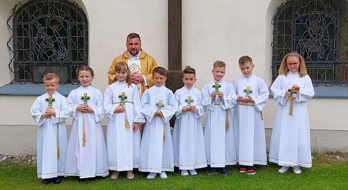 Die acht Erstkommunionkinder mit Pfarrer Martin. (Bild: P.St.).