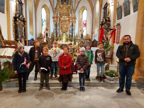 Am Gemeinschaftsfoto vom 15. April die Erstkommunionkinder beider Pfarren mit Pfarrer Martin. (Bild. P.St.).