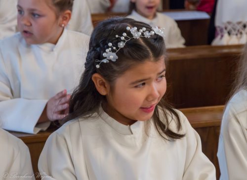 Eines der Erstkommunionkinder (© Foto: Mag. Bernhard Wagner)