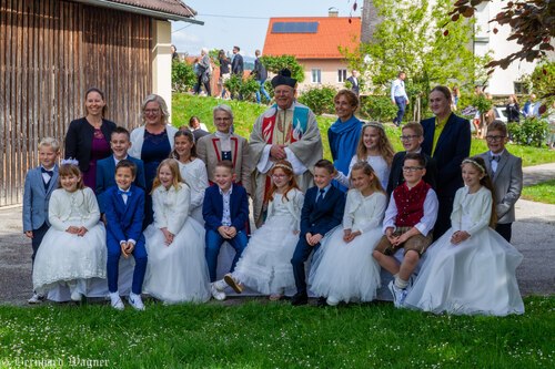 Gruppenfoto der Erstkommunionkinder gemeinsam mit Pfarrer KR Mag. Helmut Mosser, Religionslehrerin Frau Herta Rass (links neben dem Pfarrer), Volksschuldirektorin Frau Petra Perchtold-Weißenegger (ganz rechts) und Eltern auf der Wiese neben dem Pfarrhof<br />
(© Foto: Mag. Bernhard Wagner). Gruppenfoto der Erstkommunionkinder gemeinsam mit Pfarrer KR Mag. Helmut Mosser, Religionslehrerin Frau Herta Rass (links neben dem Pfarrer), Volksschuldirektorin Frau Petra Perchtold-Weißenegger (ganz rechts) und Eltern auf der Wiese neben dem Pfarrhof<br />
(© Foto: Mag. Bernhard Wagner).