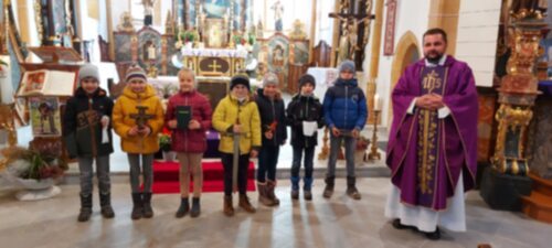 Vorbereitung auf die Erstkommunion: 2. Fastensonntag 2022: Die Erstkommunionkinder haben die Zeichen für die Fußwaschung beim Abendmahl sowie das Leiden Jesu präsentiert: Schale mit Wasser und Tuch, Gebetsbuch, Geldbeutel, Schwert, Hahn, Dornenkrone, Kreuz. (Bild: P.St.). Vorbereitung auf die Erstkommunion: 2. Fastensonntag 2022: Die Erstkommunionkinder haben die Zeichen für die Fußwaschung beim Abendmahl sowie das Leiden Jesu präsentiert: Schale mit Wasser und Tuch, Gebetsbuch, Geldbeutel, Schwert, Hahn, Dornenkrone, Kreuz. (Bild: P.St.).