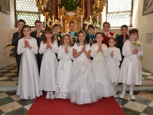 Die Erstkommunionkinder vor dem Hochaltar in der Pfarrkirche St. Martin am Techelsberg (© Foto: Michael Habernigg)