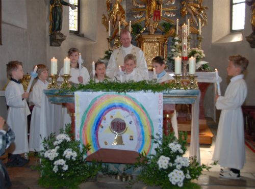 Erstkommunionkinder bei der Tauferneuerung/Prvoobhajanci obnovijo krstno obljubo (© Foto: Jähnisch Klaus)