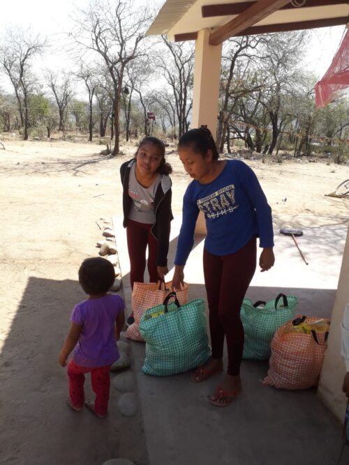 Freude über die dringend notwendigen Lebensmittel (Bildrechte: Fundacion Pueblo)