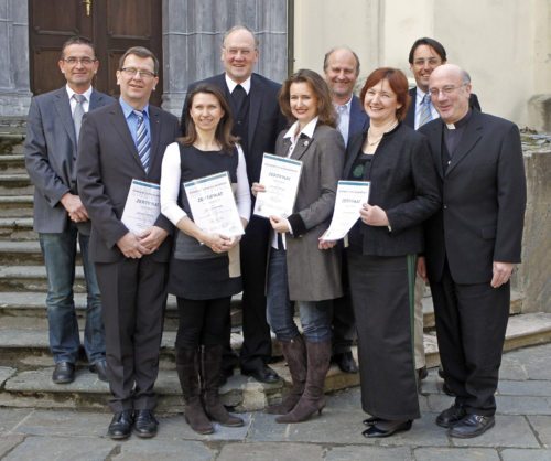 V.l.n.r.: Franz Schils, Walter Matzi, Daniela Jakob-Fuchs, Bischof Alois Schwarz, Helga Stadler, Gunnar Illing, Christine Wald, Werner Sattlegger, Hermann Josef Repplinger. (© Foto: Eggenberger / Pressestelle)