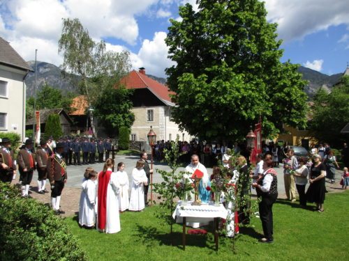 Bei kirchlichen Festen, wie z. B. zu Fronleichnam, bezeugen wir röm.-kath. Christen unseren Glauben<br />
auch nach außen hin. (Bild: PSt).