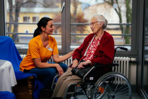 Sozialbetreuer*innen unterstützen im Alltag und fördern eine sinnstiftende Lebensgestaltung (Foto: Daniel Gollner/Caritas, Archiv 2019) Sozialbetreuer*innen unterstützen im Alltag und fördern eine sinnstiftende Lebensgestaltung (Foto: Daniel Gollner/Caritas, Archiv 2019)