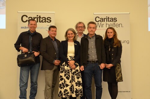 Feierten 50 Jahre Lebensberatung: Menschen in Krisen-Bereichsleiterin Ursula Luschnig (3. v. li), Karlheinz Weidinger (Leiter Männerberatung, 2. v. re.), Petra Eder (Stellenleiterin Klagenfurt, re), Kabarettist Ingo Vogl (li) und die Vortragenden Christoph Hutter (2. v. li) sowie Werner Wintersteiner (4. v. li)<br />
Foto: Caritas Kärnten Feierten 50 Jahre Lebensberatung: Menschen in Krisen-Bereichsleiterin Ursula Luschnig (3. v. li), Karlheinz Weidinger (Leiter Männerberatung, 2. v. re.), Petra Eder (Stellenleiterin Klagenfurt, re), Kabarettist Ingo Vogl (li) und die Vortragenden Christoph Hutter (2. v. li) sowie Werner Wintersteiner (4. v. li)<br />
Foto: Caritas Kärnten