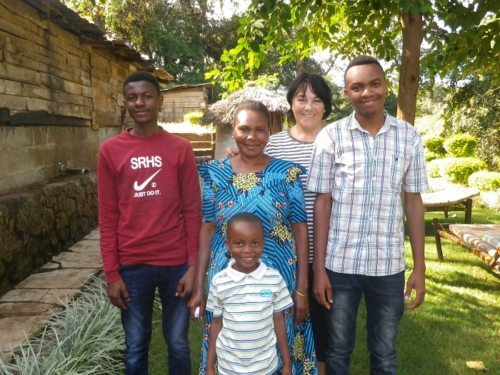 Brigitte Brandmüller mit der Familie Kimario in Tansania (Bild: Brandmüller).