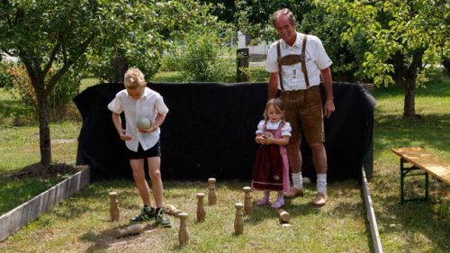 Auf die Kleinen dürfen beim “Kirchtags-Kegeln“ mitmachen (© Foto: Anton Wieser)