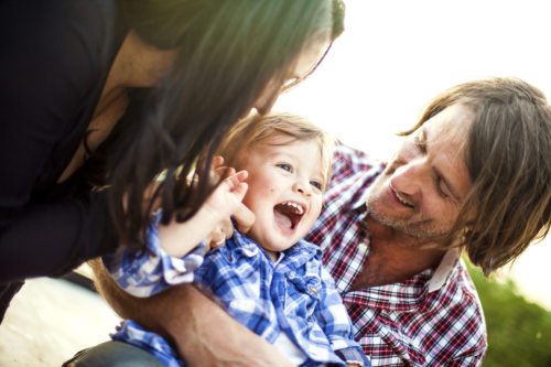 Familieninterne und familienexterne Kinderbetreuung - zwei gleichwertige Modelle? (© Foto: familie_istockphoto) Familieninterne und familienexterne Kinderbetreuung - zwei gleichwertige Modelle? (© Foto: familie_istockphoto)