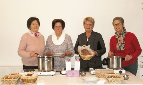 Aurelia Wasserbacher, Martha Wulz, PGR-Obfrau Eva Fritzl und Elisabeth Schatz (von links nach rechts) unterstützten sehr engagiert die Aktion in der Pfarre St. Marein (© Foto: Mag. C. Smolle)