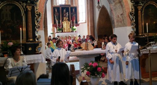 Kindergartenchor und Ministranten bei der Mitgestaltung der Familienmesse (© Foto: Armin Sturm)