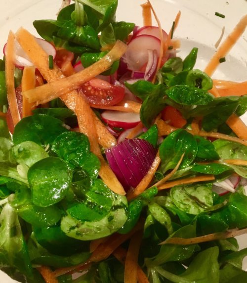 Salate als Teil der Ernährung während des Leberfastens (Stadtpastoral)