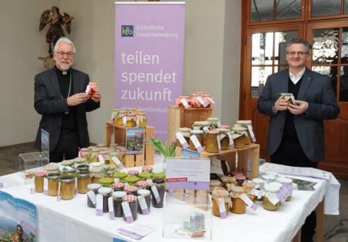 Bischof Marketz und Generalvikar Sedlmaier luden zur “Suppe to go“ ein. Foto: Gotthardt